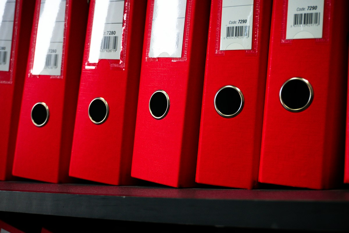 Pastas de documentos organizadas na transição de administradora